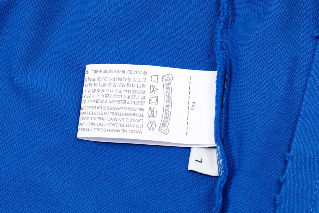 P220 CHROME HEARTS LoGo is fashionable and elegant, with dropped shoulders. The fabric is made of 26s double-yarn combed cotton compact spinning yarn with a weight of 280. It is matched with 1*1 Salona rib. The fabric is fermented and has a loose fit. Color: Blue Size: S～XXL